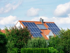 imagem de uma casa com energia solar