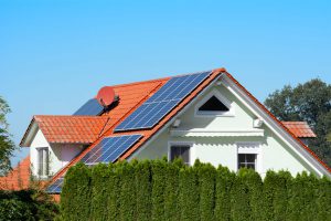 imagem de uma casa com energia solar.