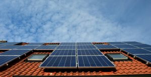 imagem de placas fotovoltaica no telhado de uma casa